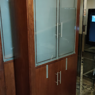 Bibliothèque vitrine de qualité en bois précieux exotique